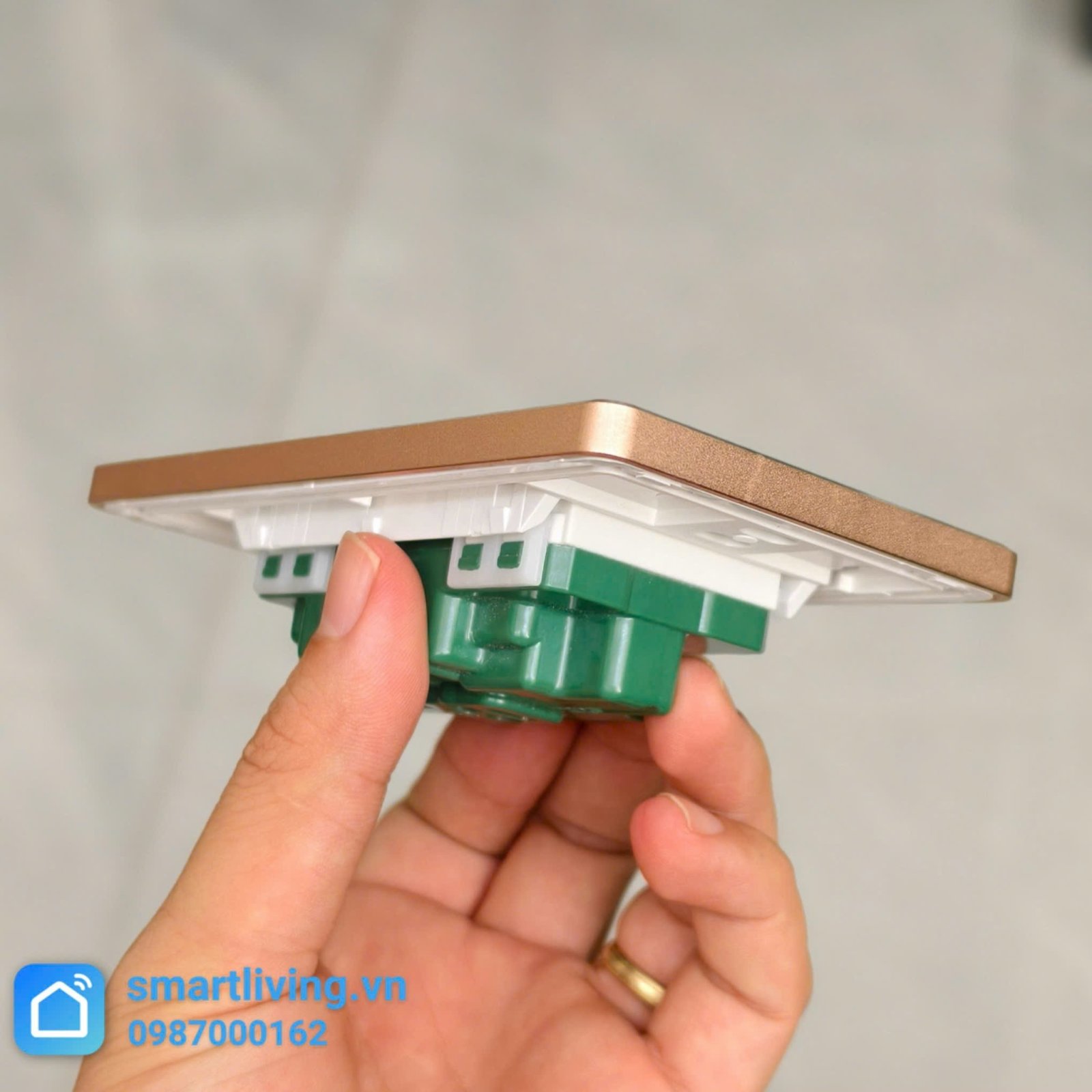 Mặt ổ cắm mặt kính viền nhôm Vuông