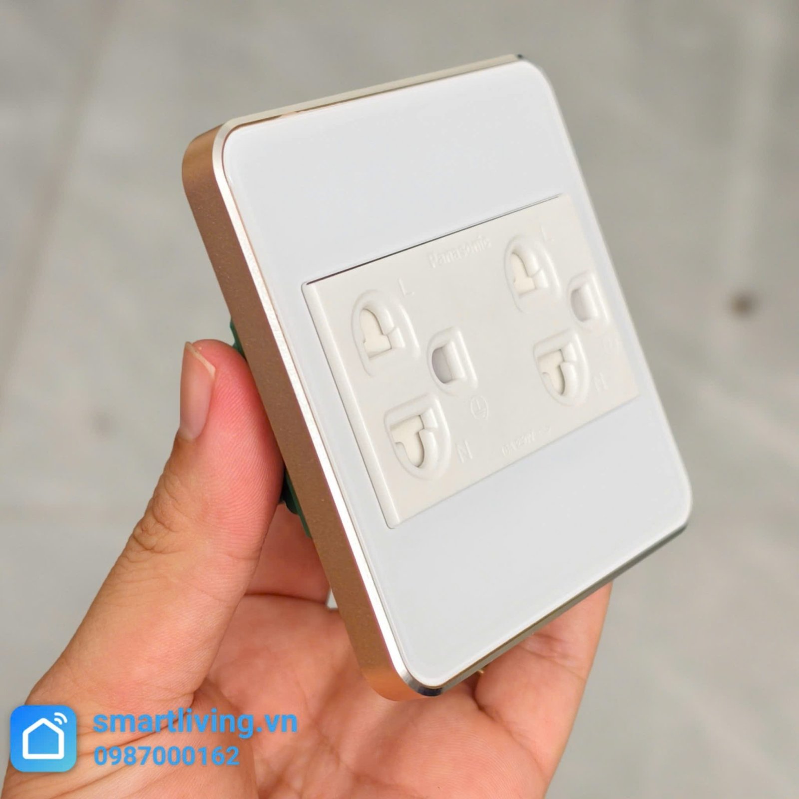 Mặt ổ cắm mặt kính viền nhôm Vuông